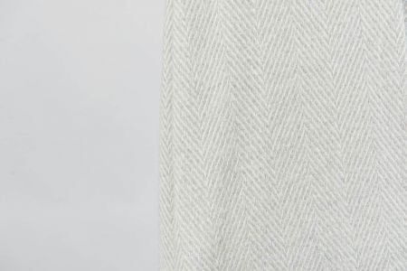 Alternative view of Beat Collection - Coperta art. Fish misto lana con frange - Perla