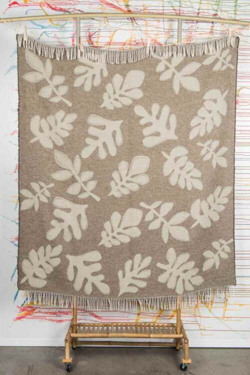 Alternative view of Beat Collection - Plaid art. Foliage misto lana con frange - Visone