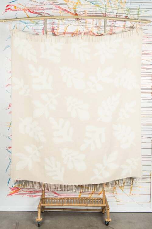 Alternative view of Beat Collection - Plaid art. Foliage misto lana con frange - Bianco