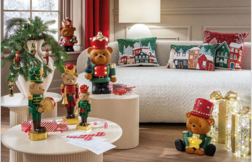 Alternative view of L'Oca Nera - Natale 2025 "Sui tetti, la neve!" Cuscino quadrato rosso villaggio